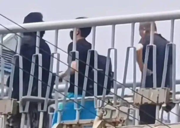 掌尚策 王楚钦悠闲现身，难得陪父母一起逛街；“肖爹”首次给女儿当“最不专业的球童”